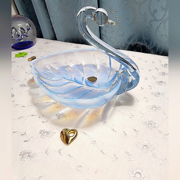 Vintage Duncan and Miller blue opalescent glass Swan small candy dish - Picture 2 of 3